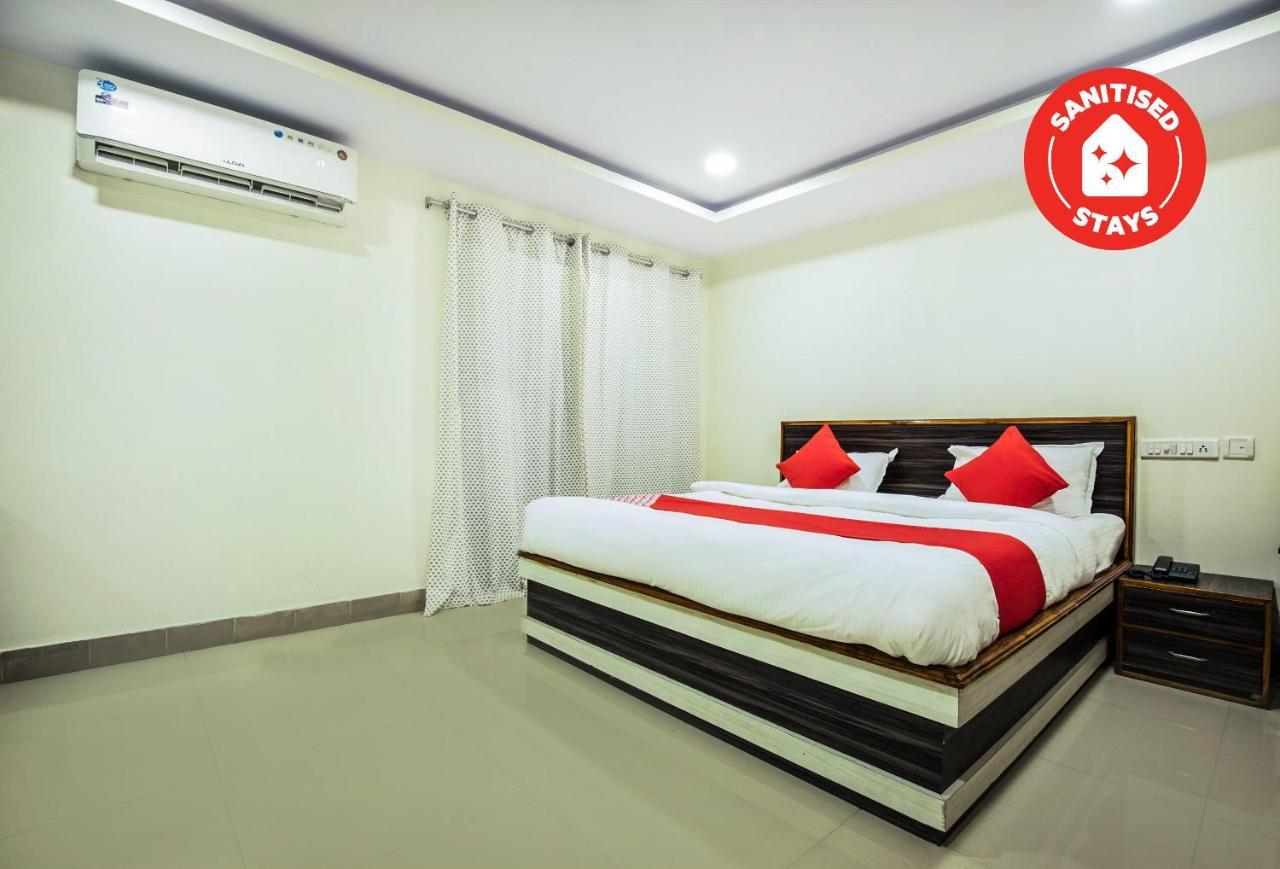 Oyo Hotel Crystal Варангал Экстерьер фото