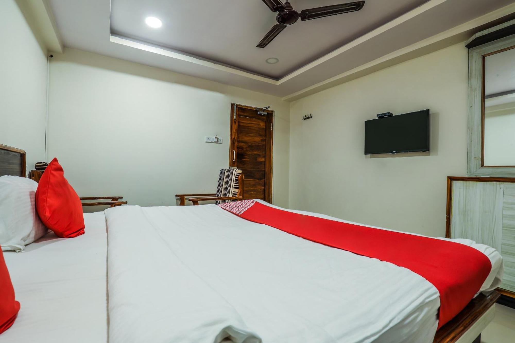 Oyo Hotel Crystal Варангал Экстерьер фото